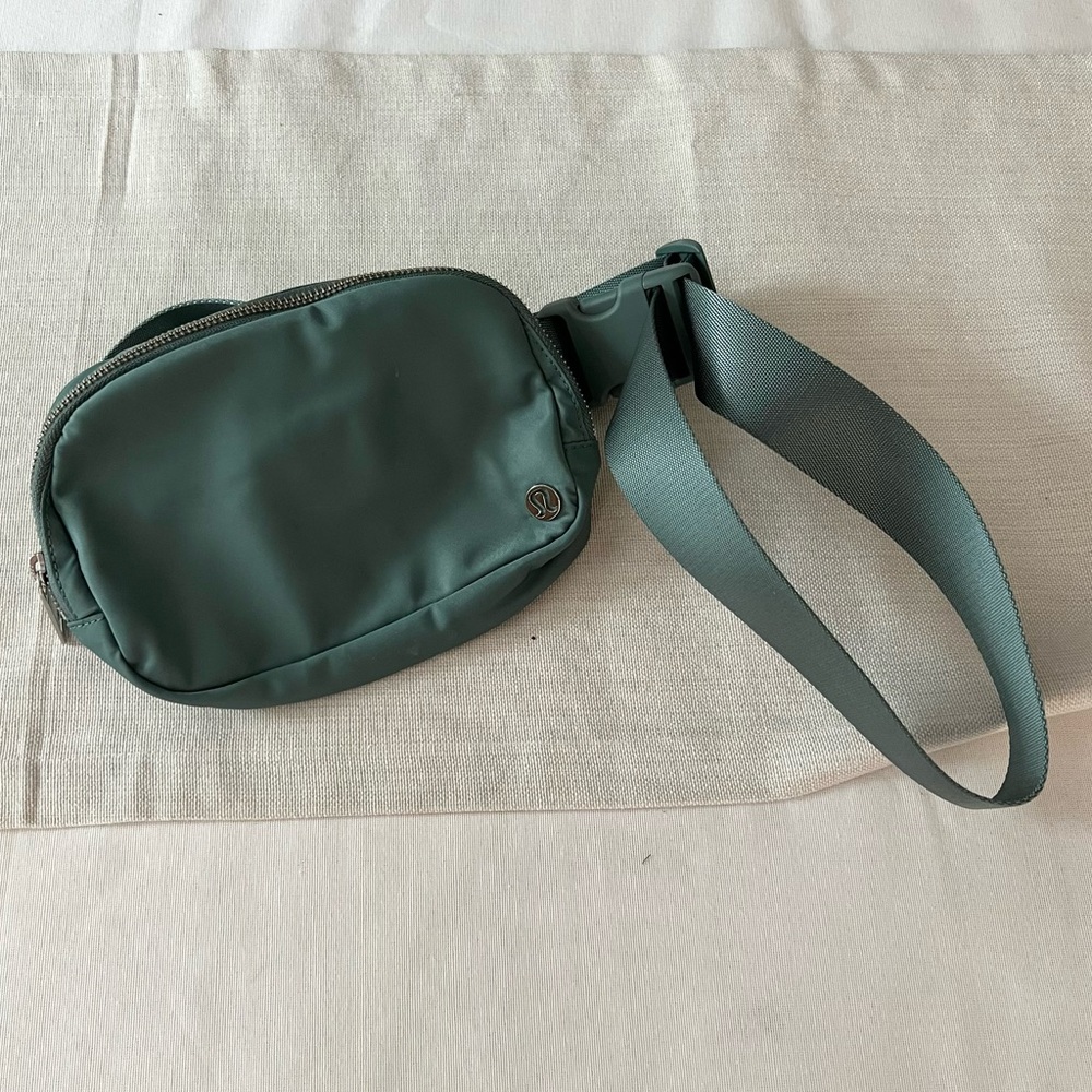 🍋Lululemon Everywhere Belt Bag Tidewater Teal Original Version